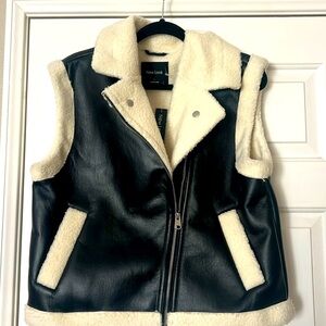 NWT Faux leather /fur lined vest. Size L. Black/white zip up w/front pockets.